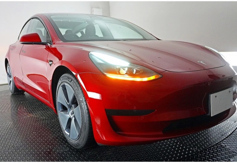 Tesla Model 3 Красный