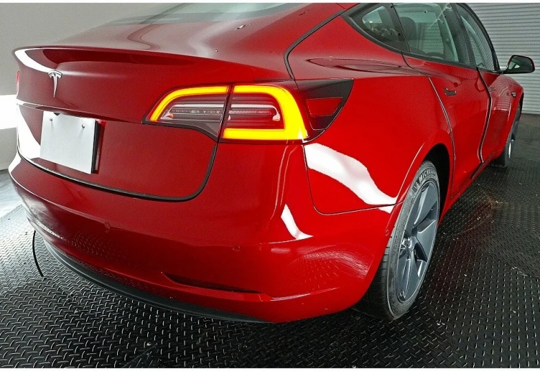 Tesla Model 3 Красный