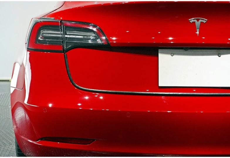 Tesla Model 3 Красный