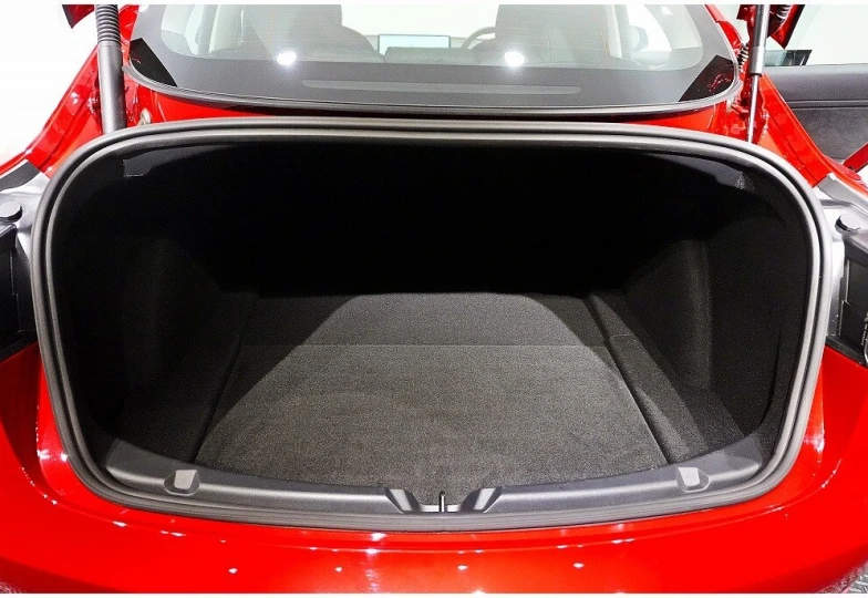 Tesla Model 3 Красный