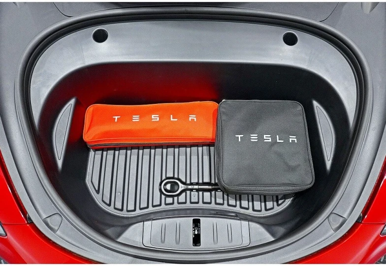 Tesla Model 3 Красный