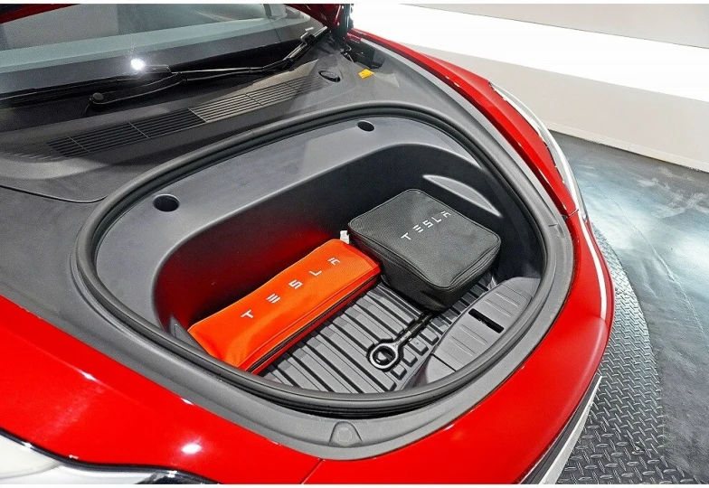Tesla Model 3 Красный