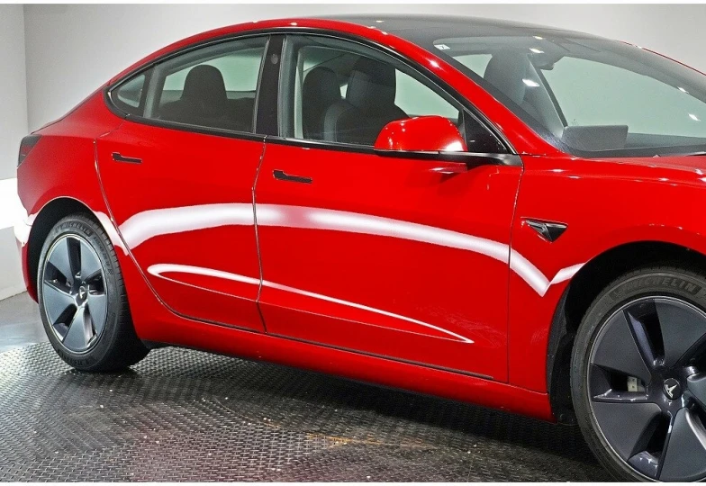 Tesla Model 3 Красный