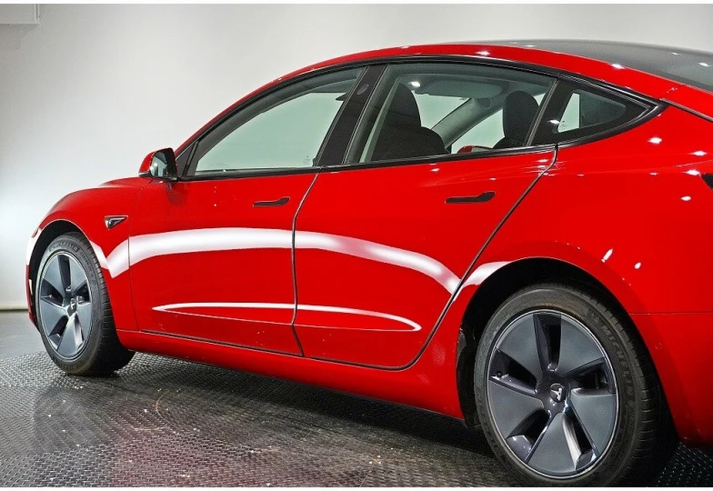Tesla Model 3 Красный