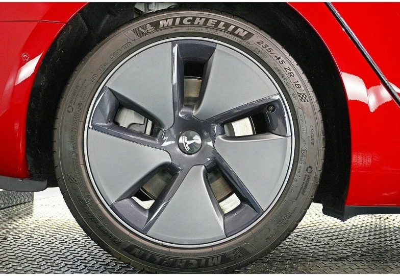 Tesla Model 3 Красный