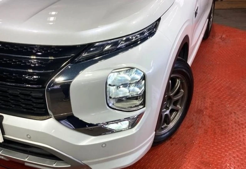 Mitsubishi Outlander White