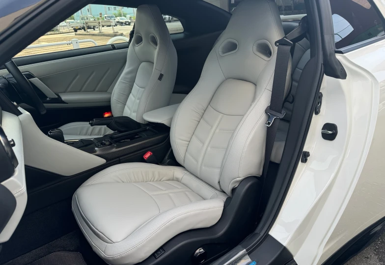 Nissan GT-R Белый