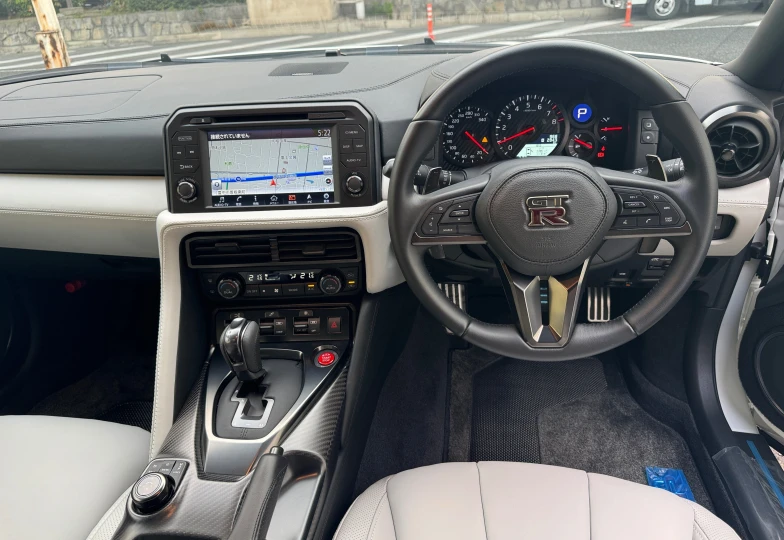 Nissan GT-R Белый