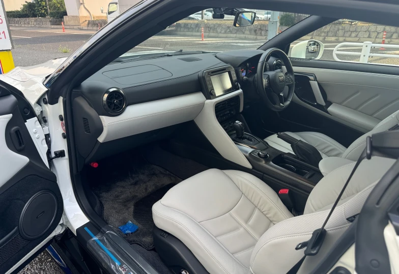 Nissan GT-R Белый