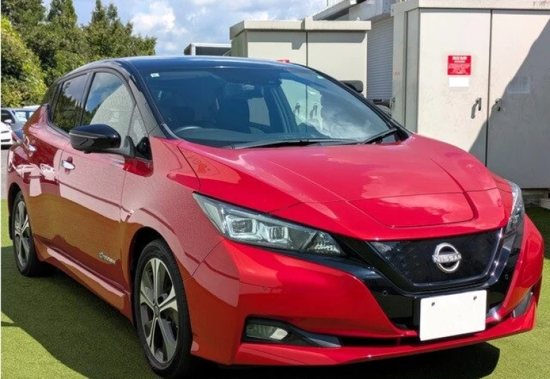 Nissan Leaf Красный