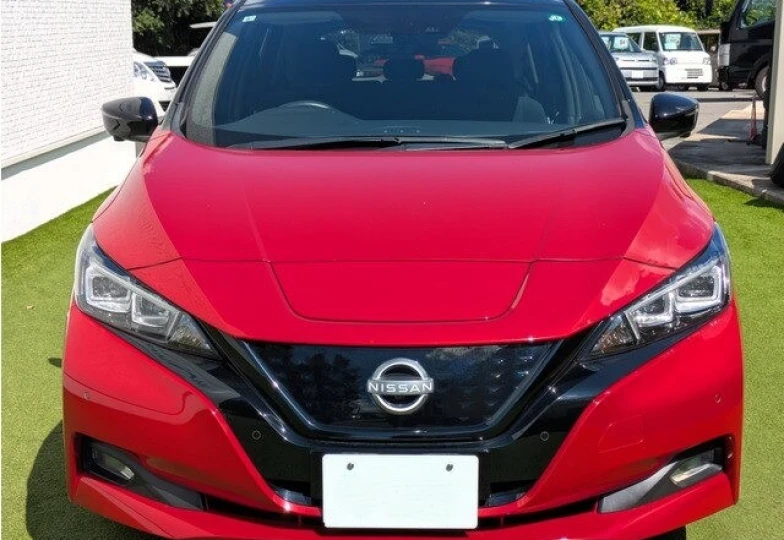 Nissan Leaf Красный