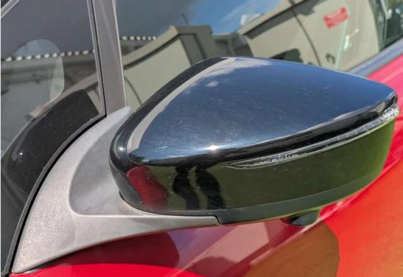 Nissan Leaf Красный