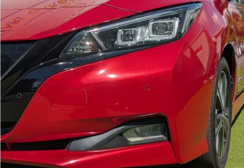 Nissan Leaf Красный