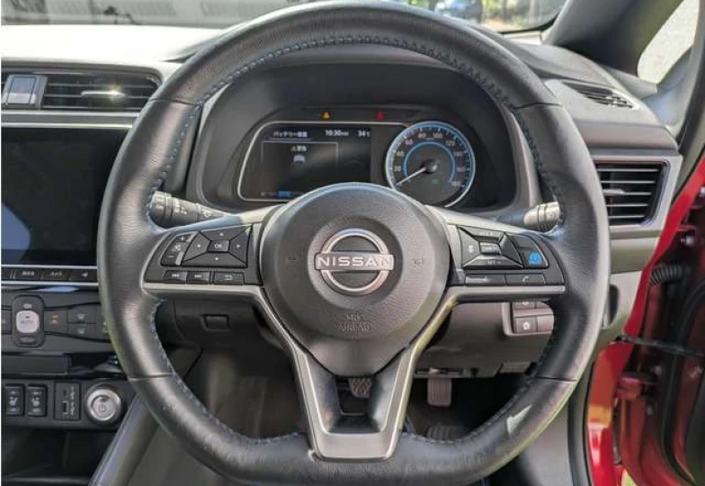 Nissan Leaf Красный