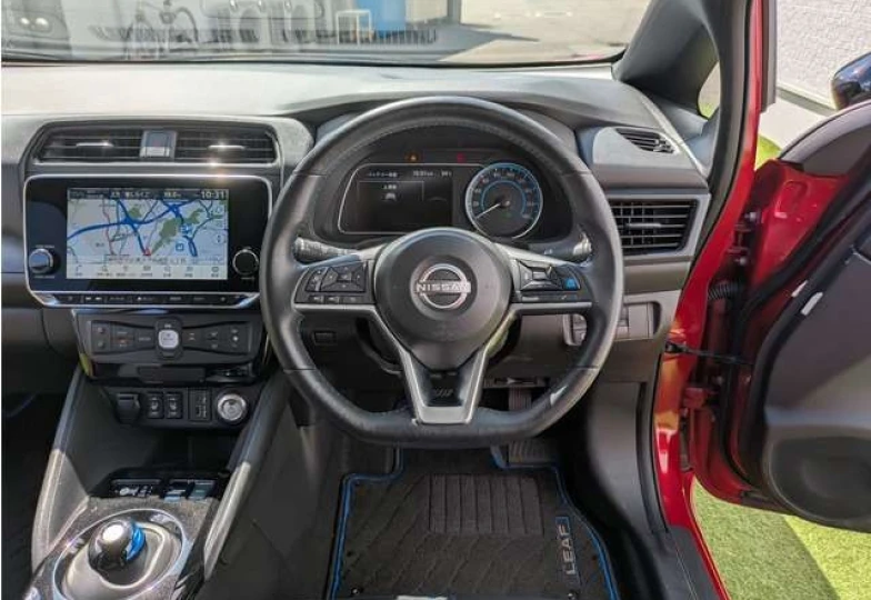 Nissan Leaf Красный