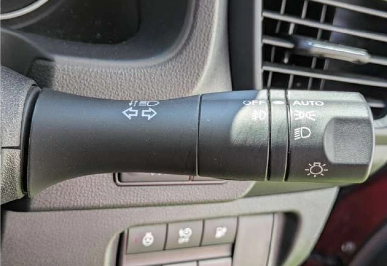 Nissan Leaf Красный