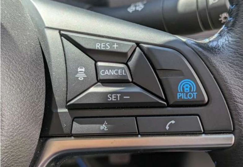 Nissan Leaf Красный