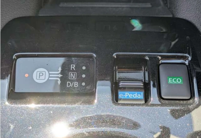 Nissan Leaf Красный