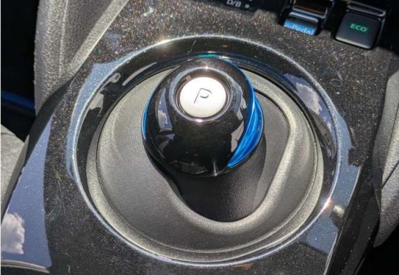 Nissan Leaf Красный