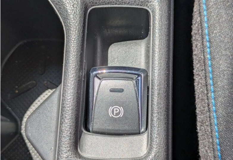 Nissan Leaf Красный