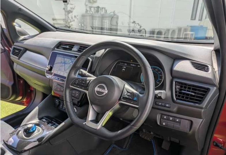 Nissan Leaf Красный