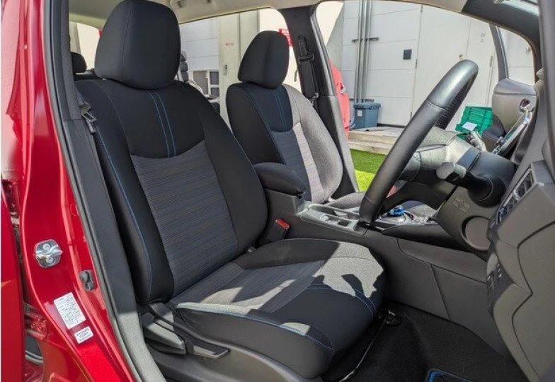 Nissan Leaf Красный