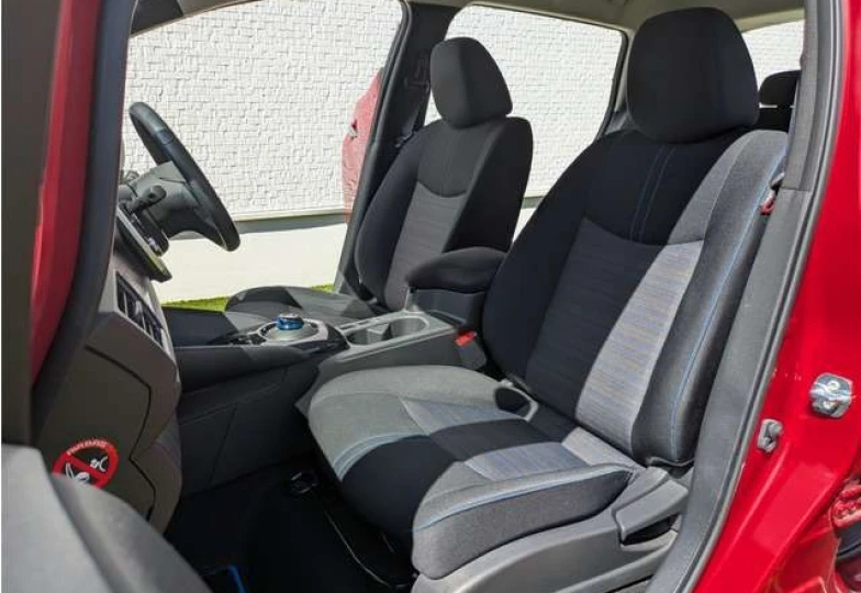Nissan Leaf Красный