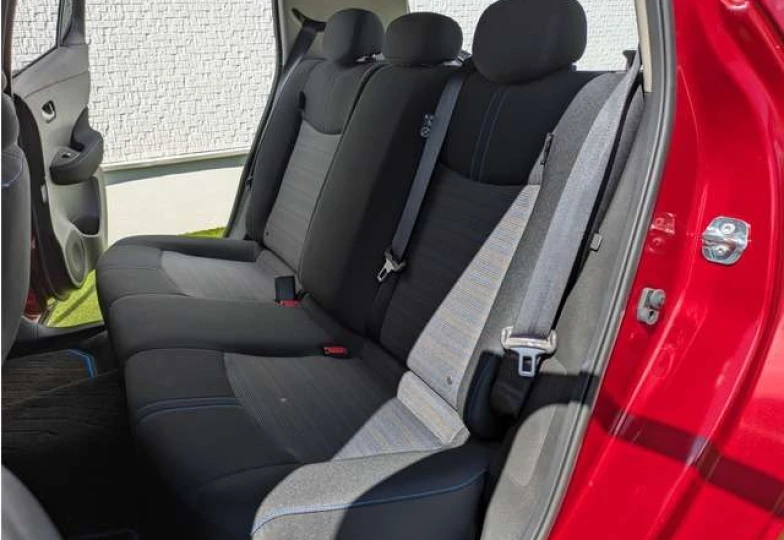 Nissan Leaf Красный