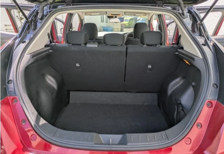 Nissan Leaf Красный