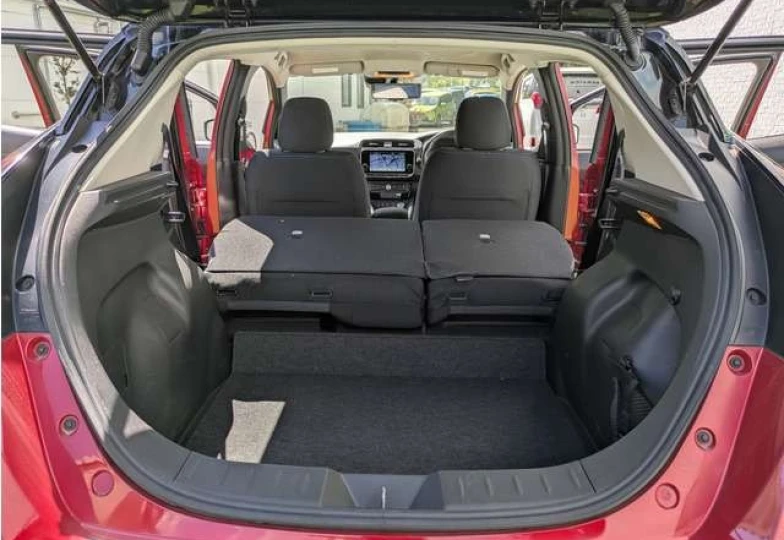 Nissan Leaf Красный