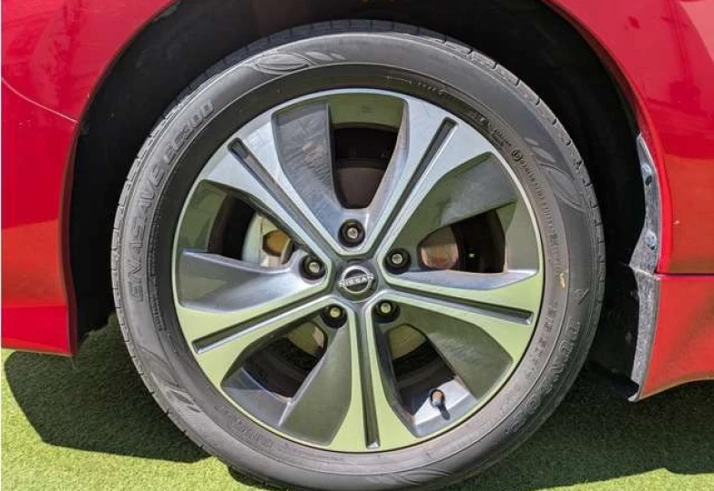 Nissan Leaf Красный