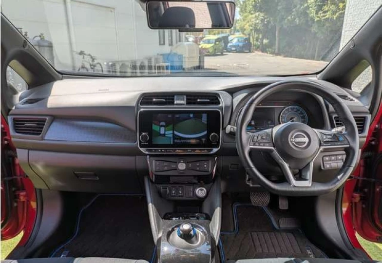 Nissan Leaf Красный