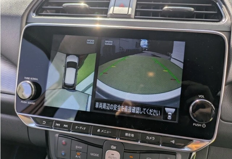 Nissan Leaf Красный