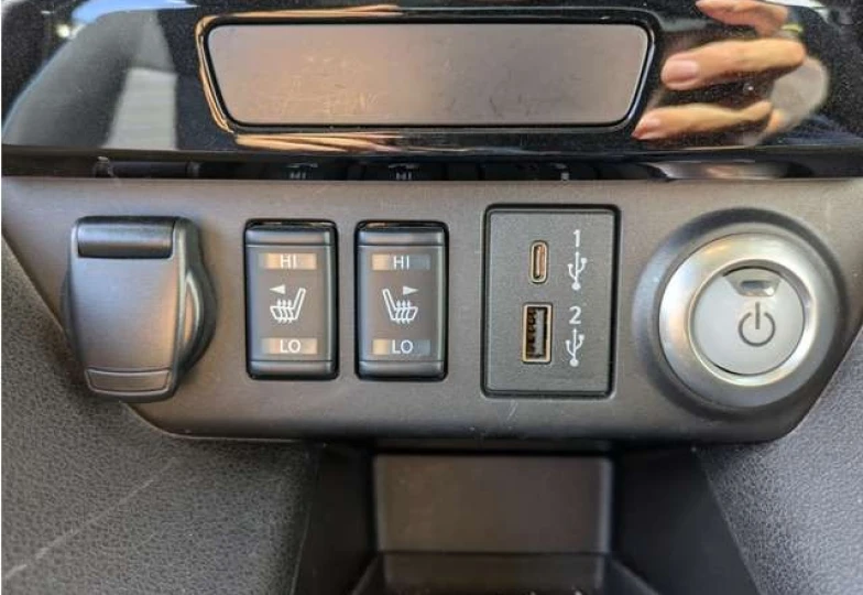 Nissan Leaf Красный