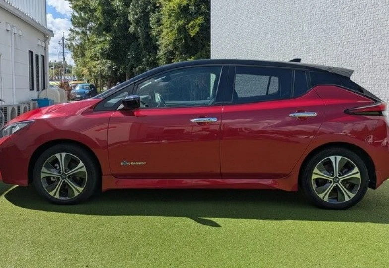 Nissan Leaf Красный