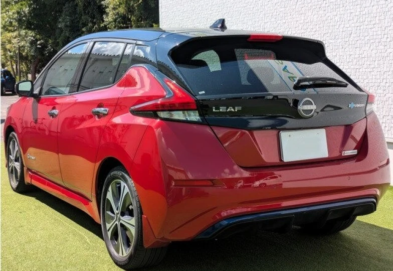 Nissan Leaf Красный