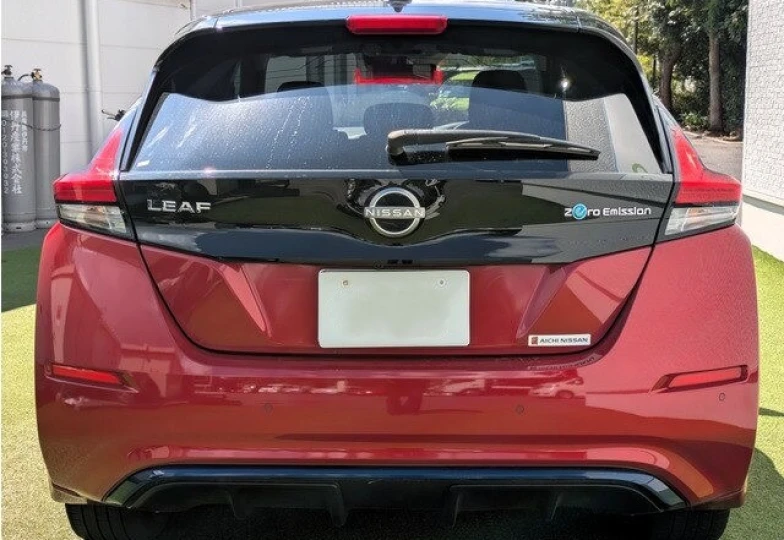 Nissan Leaf Красный