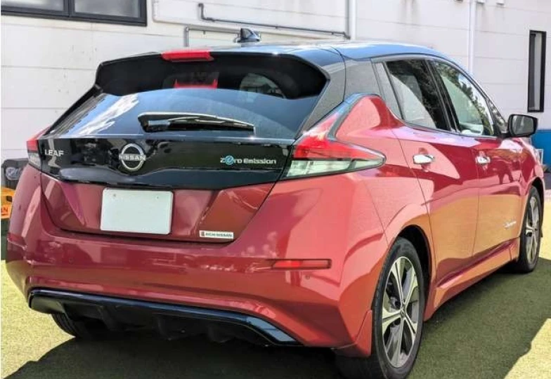 Nissan Leaf Красный
