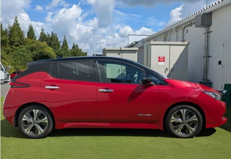 Nissan Leaf Красный