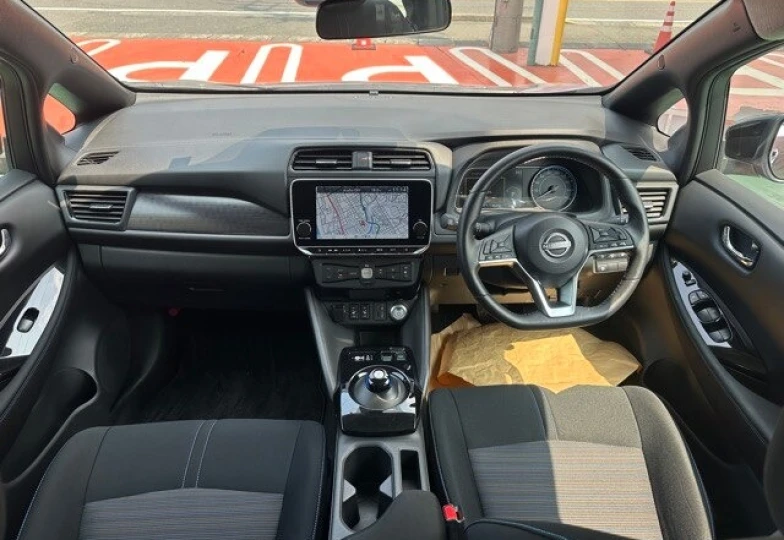 Nissan Leaf Розовый