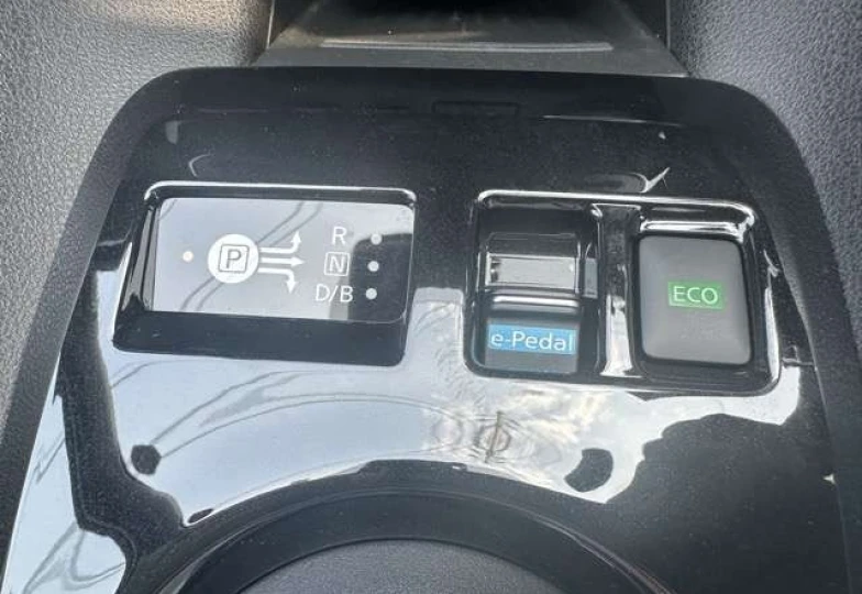 Nissan Leaf Розовый