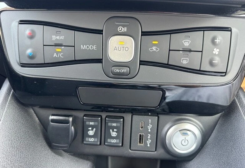 Nissan Leaf Розовый