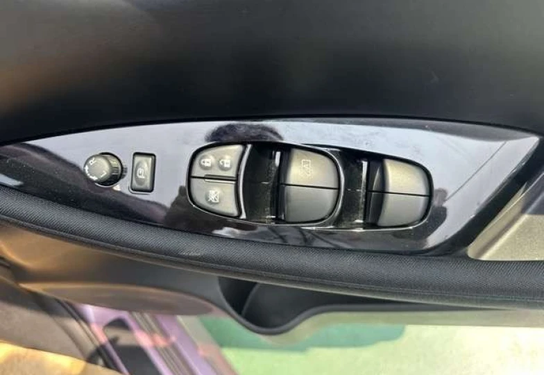 Nissan Leaf Розовый