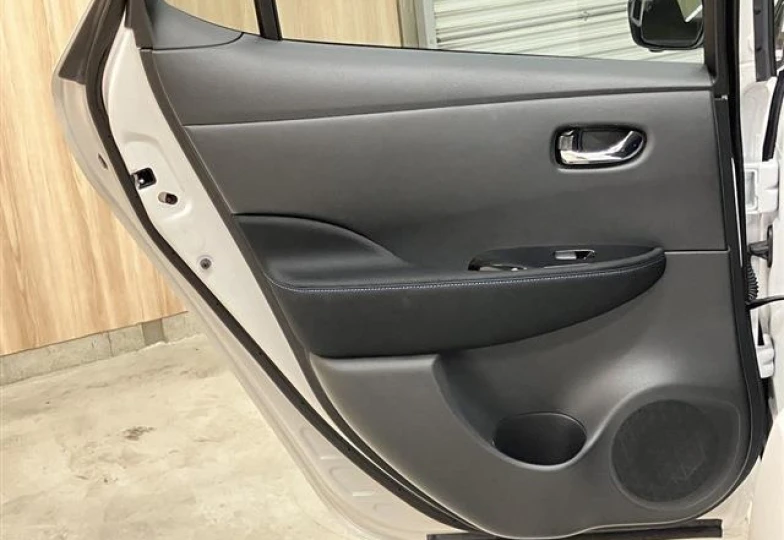 Nissan Leaf Белый