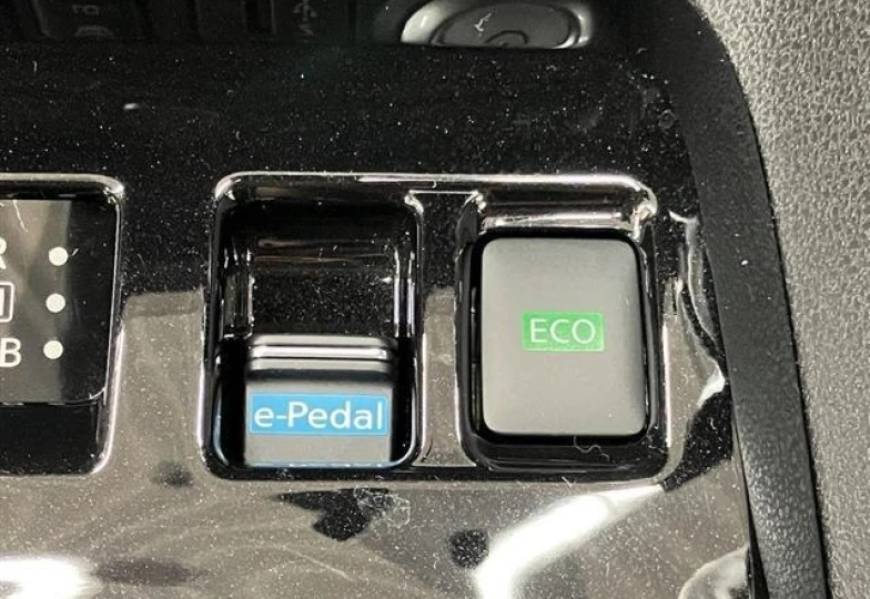 Nissan Leaf Белый