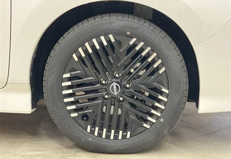 Nissan Leaf Белый