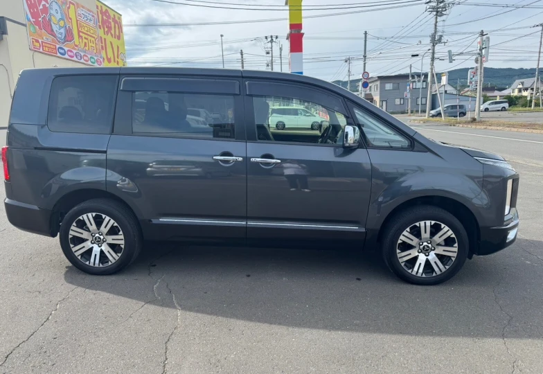 Mitsubishi Delica d:5 Grey