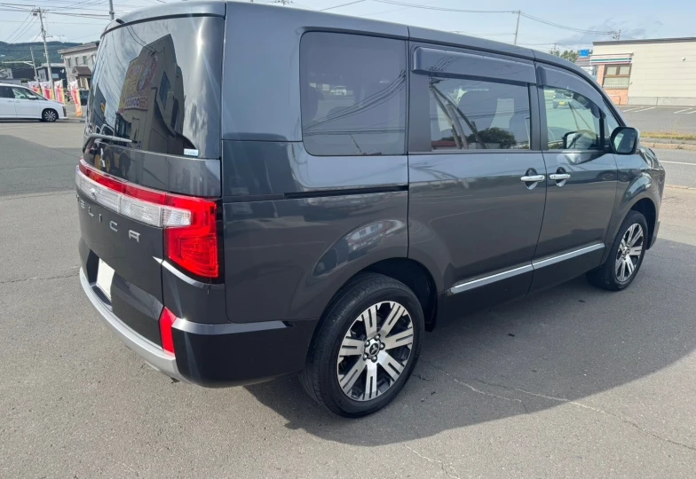 Mitsubishi Delica d:5 Grey