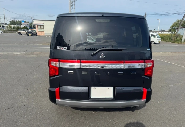 Mitsubishi Delica d:5 Grey