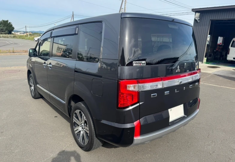 Mitsubishi Delica d:5 Grey